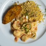 Moquequinha de pupunha com banana da terra caramelizada com crocante de castanhas: — Santo Óleo