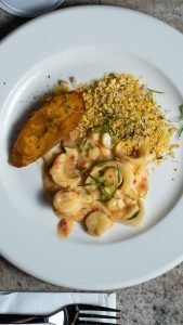 Moquequinha de pupunha com banana da terra caramelizada com crocante de castanhas: — Santo Óleo