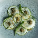 Carpaccio de abobrinha com pesto de rúcula e azeite de amendoim: