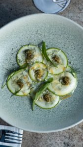 Carpaccio de abobrinha com pesto de rúcula e azeite de amendoim: — Santo Óleo