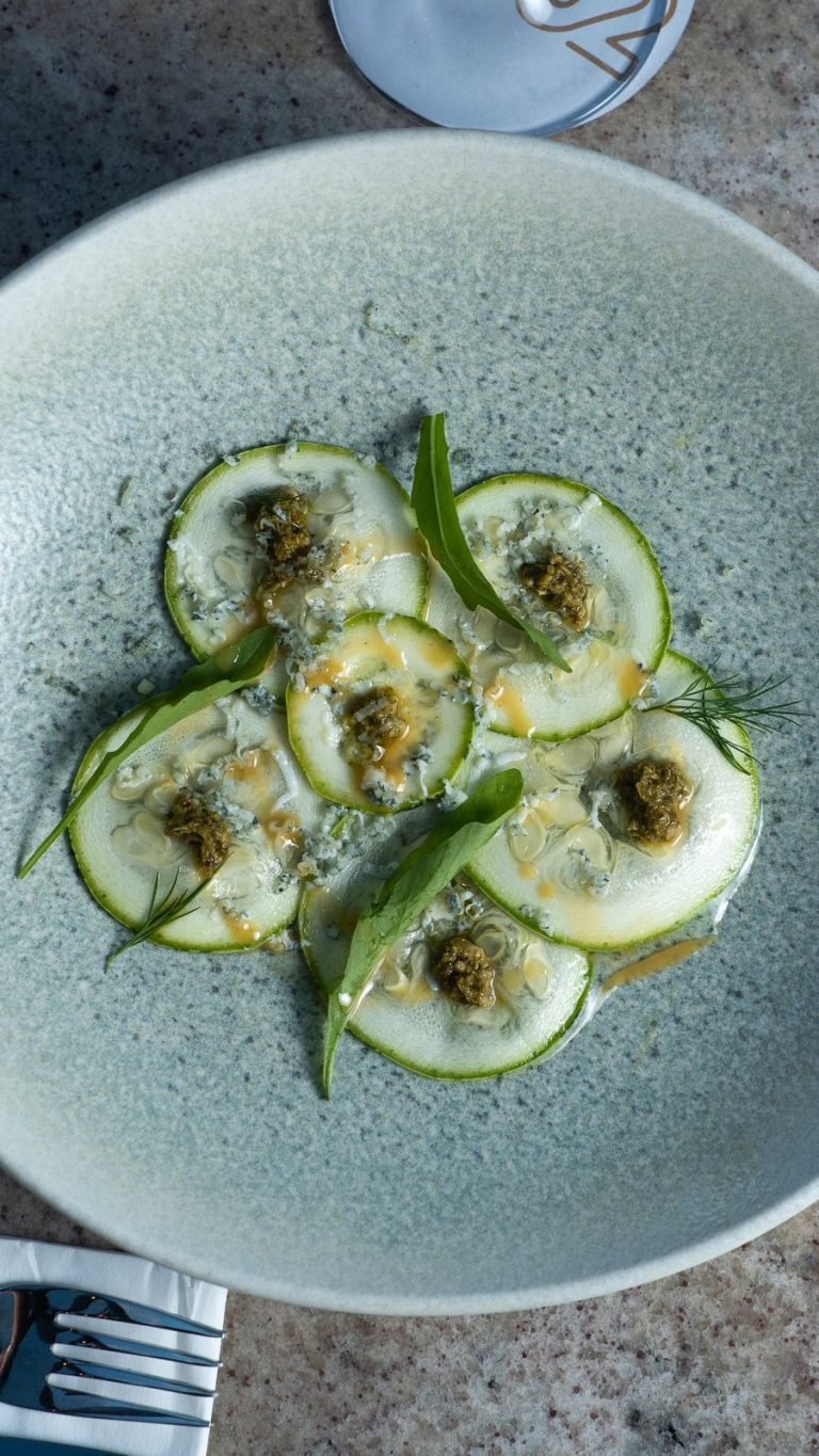 Carpaccio de abobrinha com pesto de rúcula e azeite de amendoim: — Santo Óleo